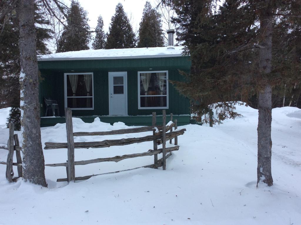 Camping Le 4 Chemins LʼAnse-Saint-Jean Exterior foto
